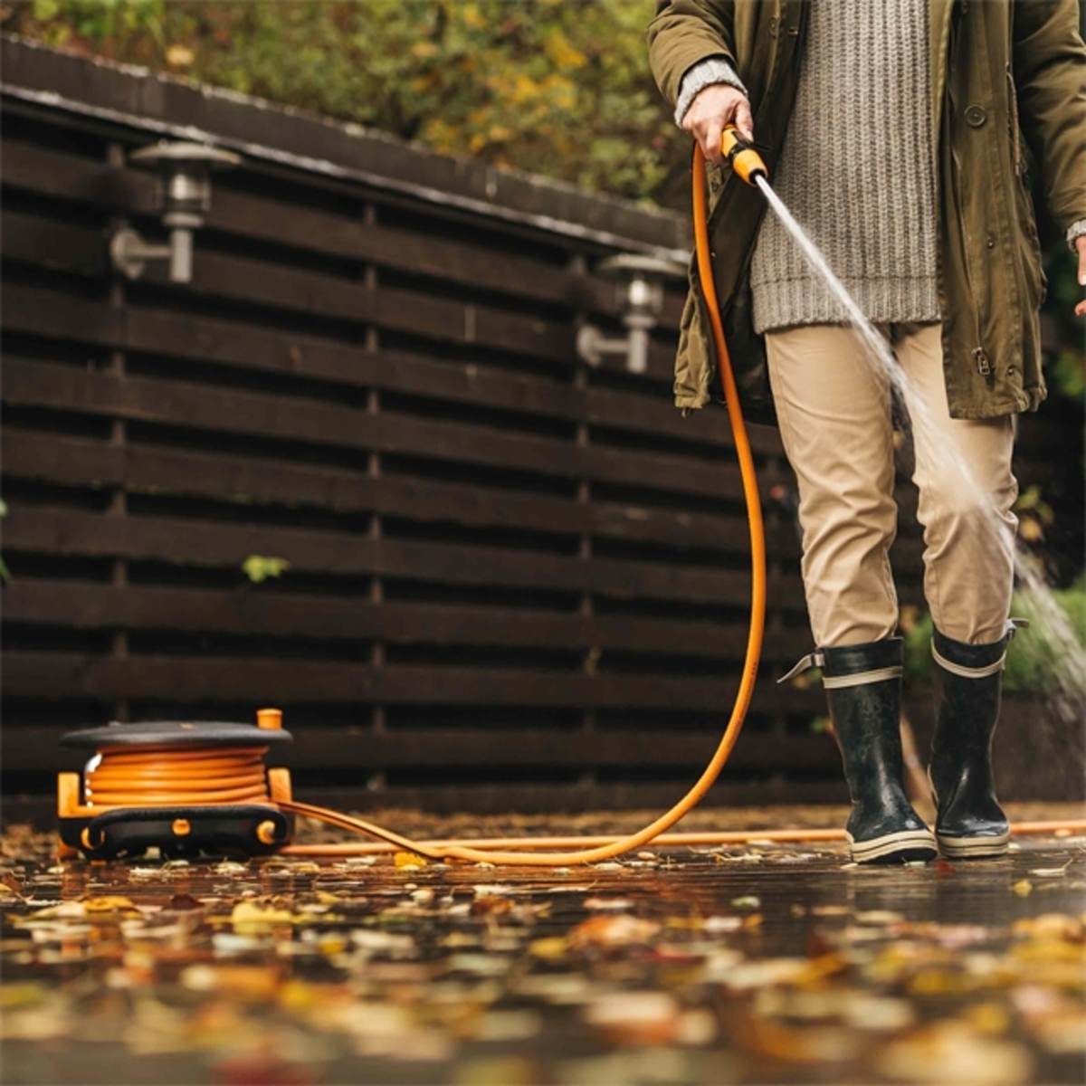 Fiskars Waterwheel M mit Rollwagen, Set mit Vierecksprinkler M und Bypass-Gartenschere Produktabbildung 5