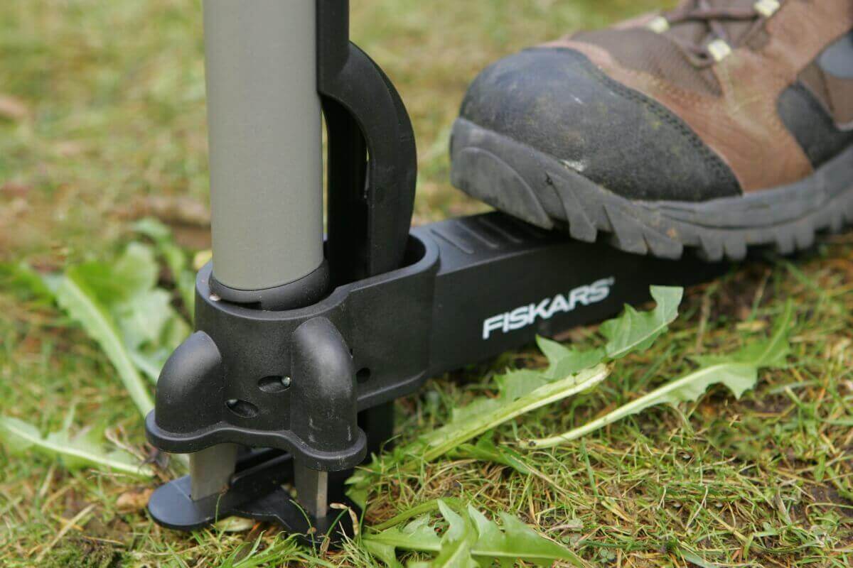 Fiskars Teleskop-Unkrautstecher SmartFit, schwarz mit Handschuh Produktabbildung 7