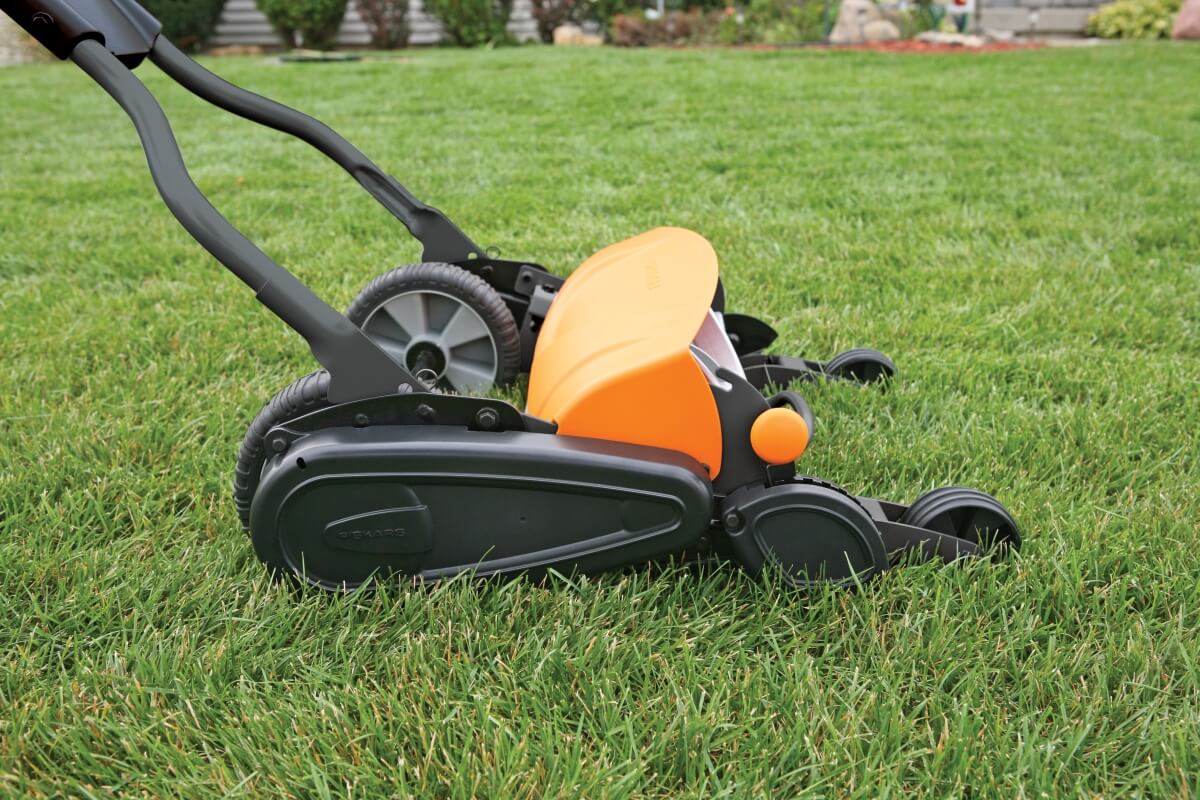 Fiskars StaySharp Max Spindelmäher | Handrasenmäher, Rasenmähen per Hand, Walzenmäher Produktabbildung 6