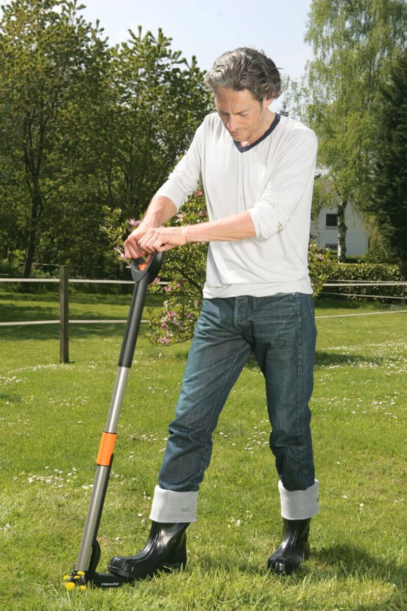 Fiskars Teleskop-Unkrautstecher SmartFit, schwarz mit Handschuh Produktabbildung 5