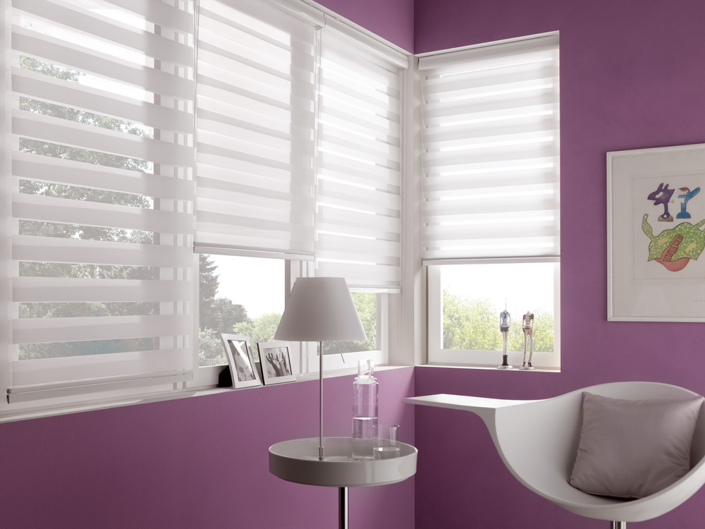 Ein modernes Zimmer mit lila Wänden, weißen Jalousien und einem weißen Stuhl.