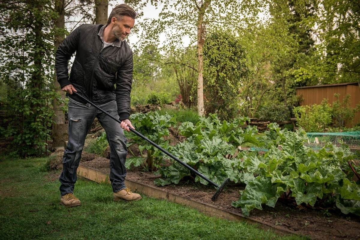 Fiskars Solid Rechen mit leichtem Aluminium-Stiel und Kopf aus gehärtetem Karbonstahl Produktabbildung 4