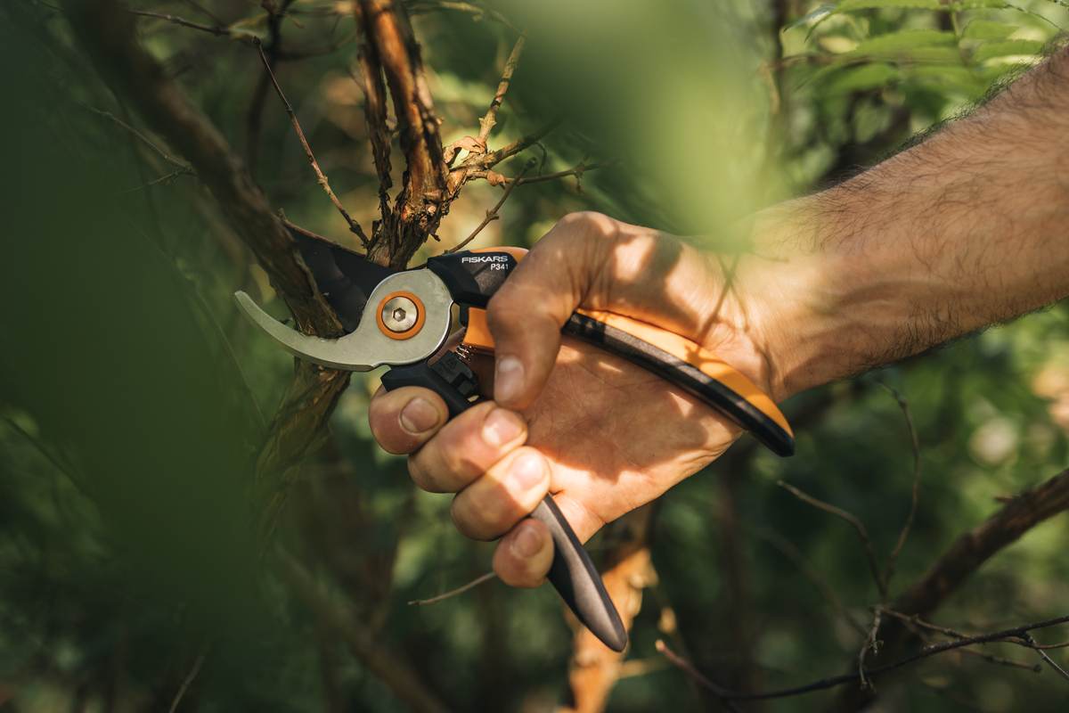 Fiskars Waterwheel M mit Rollwagen, Set mit Vierecksprinkler M und Bypass-Gartenschere Produktabbildung 2