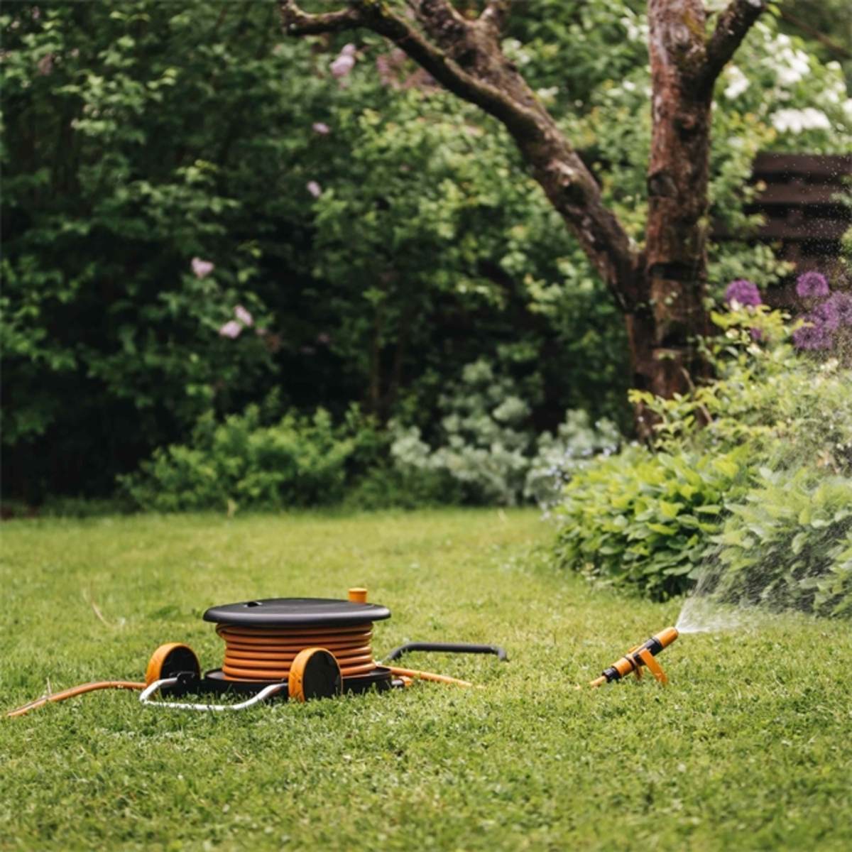 Fiskars Waterwheel M mit Rollwagen, Set mit Vierecksprinkler M und Bypass-Gartenschere Produktabbildung 4