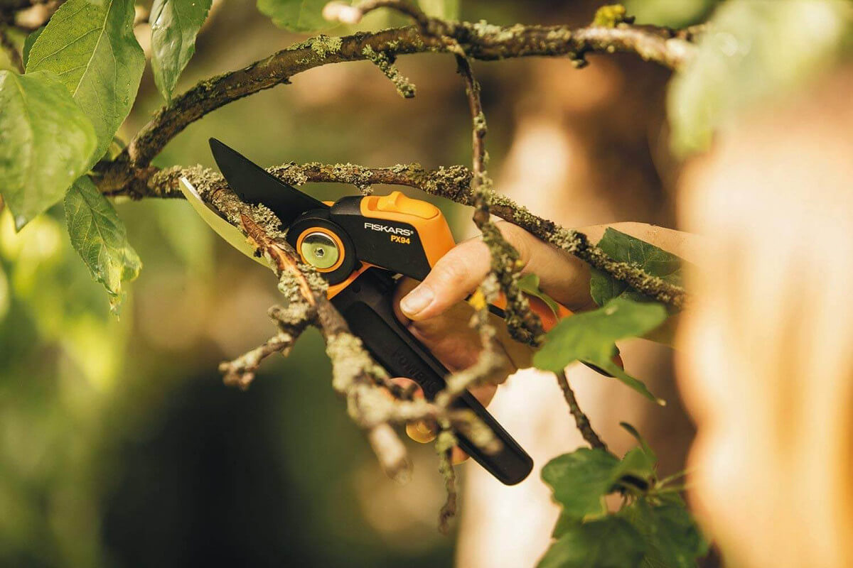 Fiskars PowerGear Gartenschere Rosenschere Bypass PX94 + Getriebeastschere Amboss LX99 L +Handschuhe Produktabbildung 4
