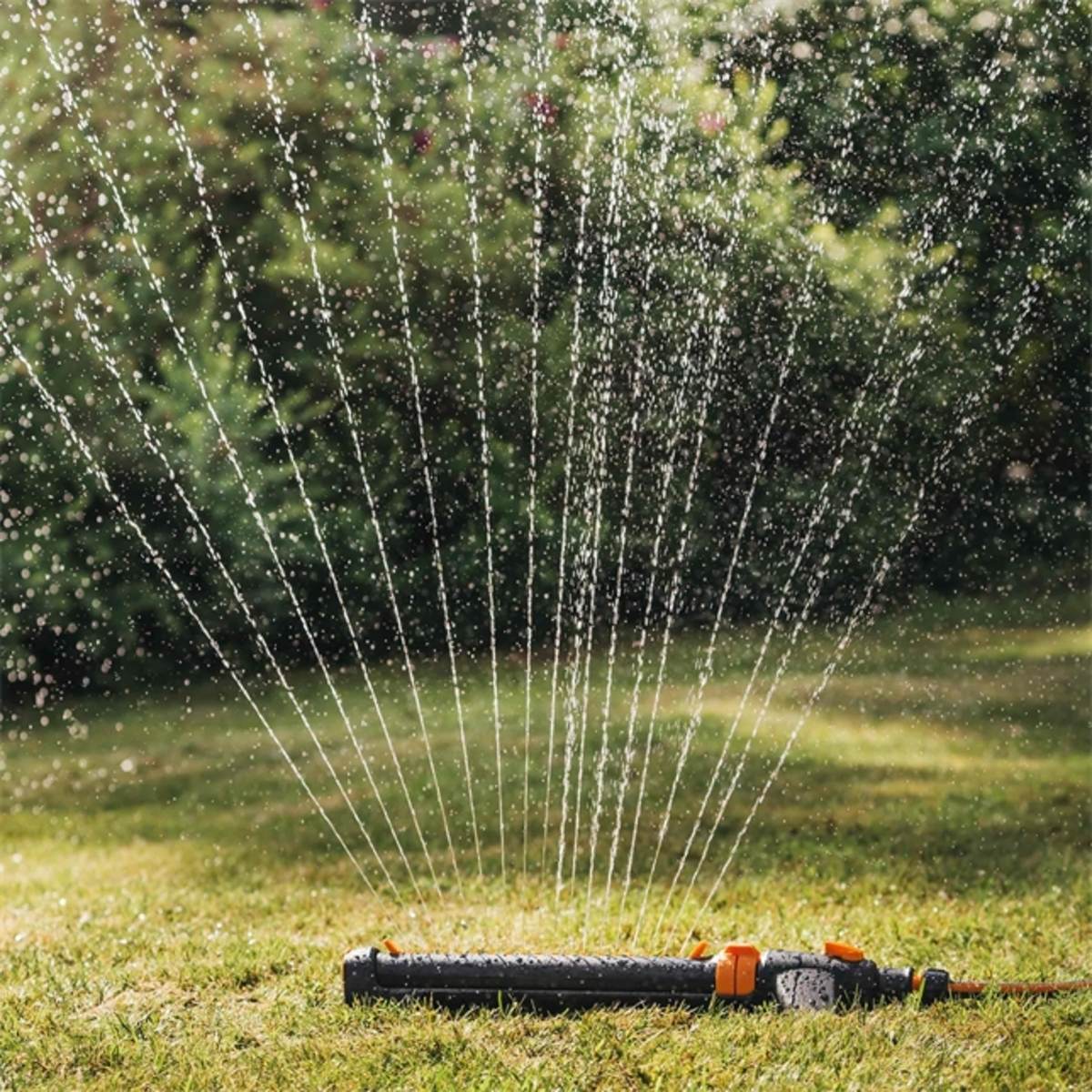 Fiskars Oszillierender Sprinkler mit On|Off-Ventil, max Fläche 17 x 21 m, Rasenbewässerung Produktabbildung 2