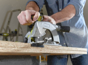 Eine Person schneidet Holz mit einer Kreissäge