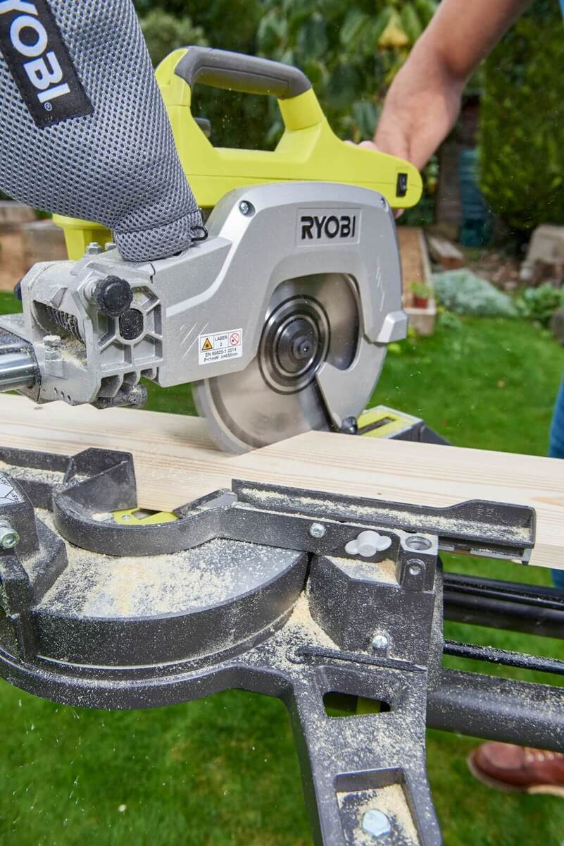 Ryobi Akku- Zug- Kapp- und Gehrungssäge R18MS216-0, ONE+, 18 V + 4,0 Ah Akku + Ladegerät Produktabbildung 3