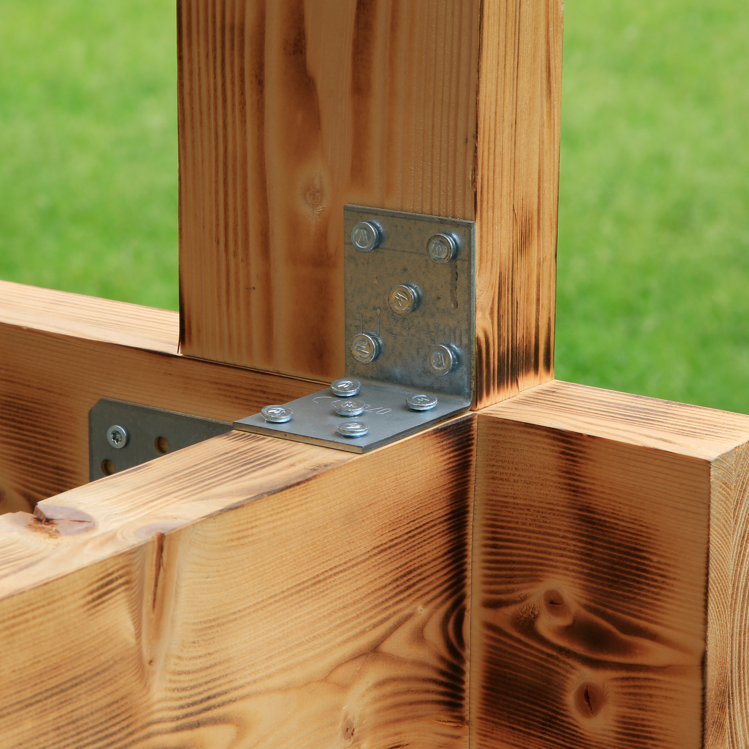 Holzverbindung mit Metallwinkel im Freien