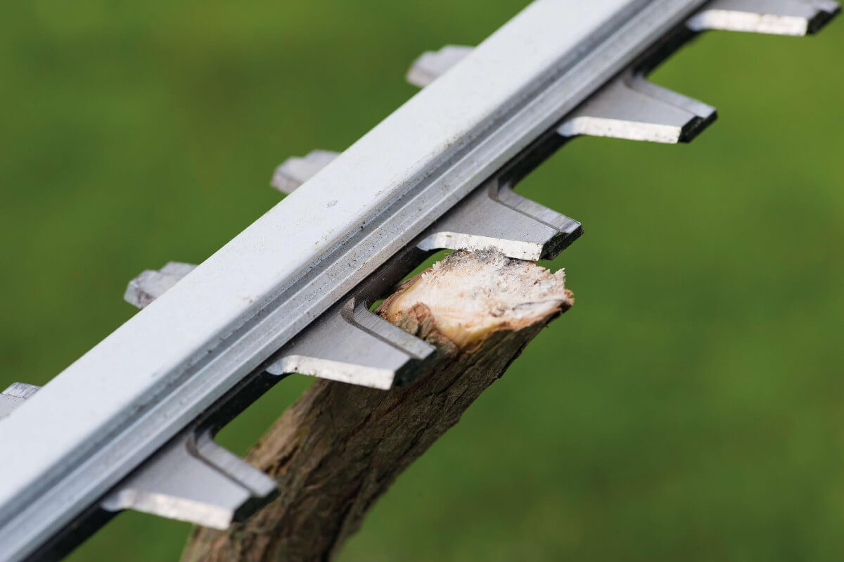 Ryobi Akku-Heckenschere ONE+ 18 V Heckenschneider mit ergonomischem Design | mit Akku OHT1855R Produktabbildung 5