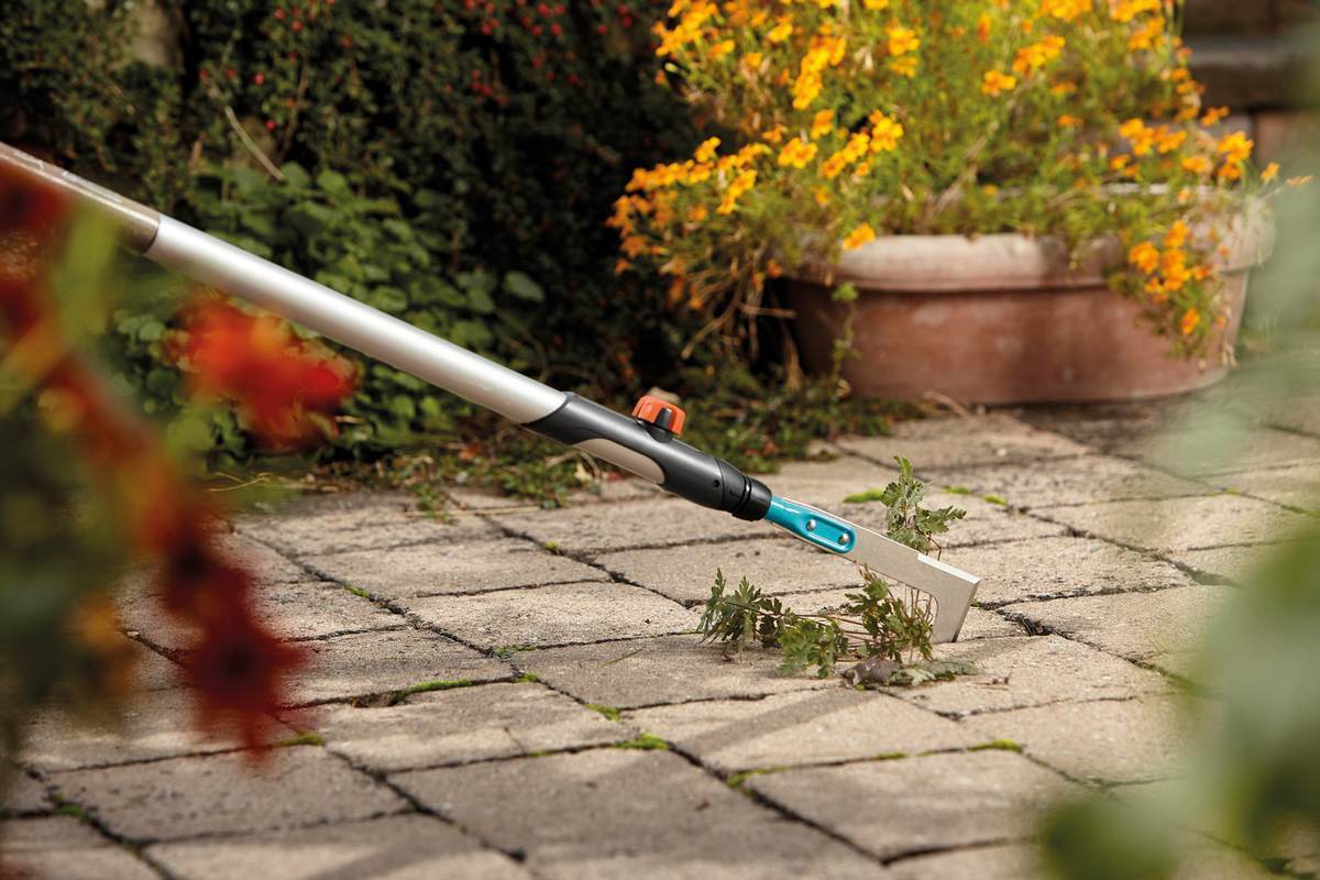 GARDENA combisystem-Komplettangebot, inkl Rechenbesen, Grubber, Fugenkratzer, Holzstiel 130cm lang Produktabbildung 3