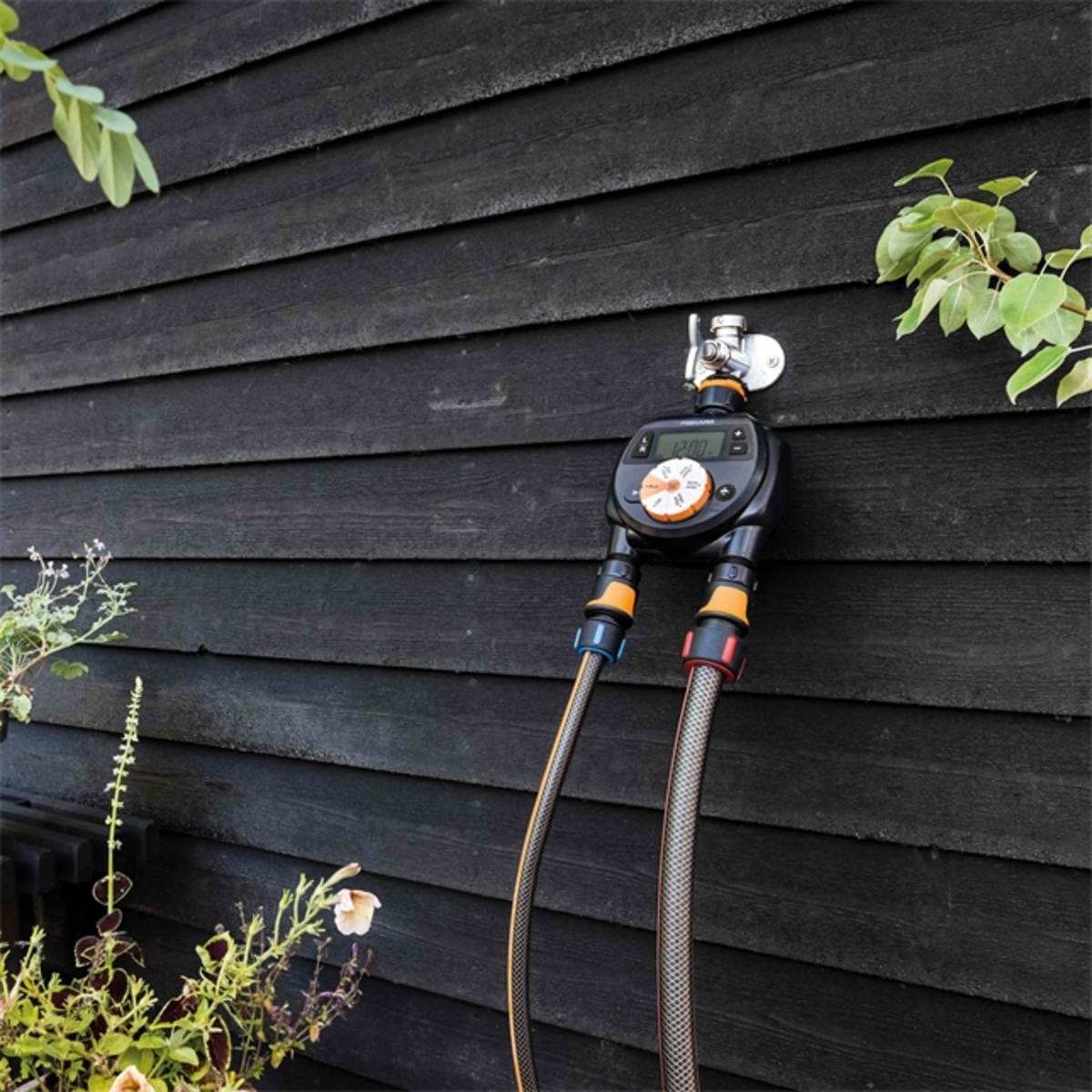 Fiskars Wasserzeitschaltuhr, Timer zur Bewässerung mit 2 separaten Schläuchen, Universal-Anschluss Produktabbildung 3