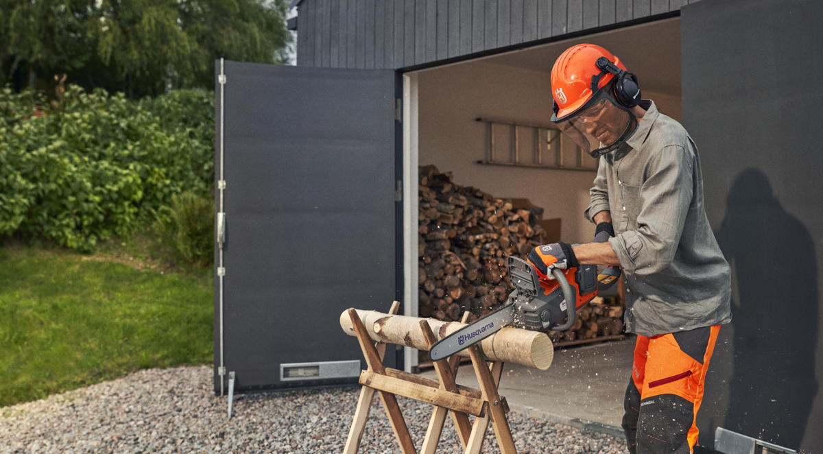 HUSQVARNA Akku-Motorsäge 225i Schienenlänge 35cm Sologerät Produktabbildung 2