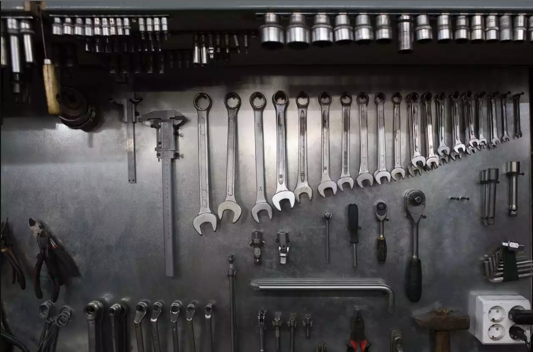 Werkzeugwand mit verschiedenen Schraubenschlüsseln und Werkzeugen