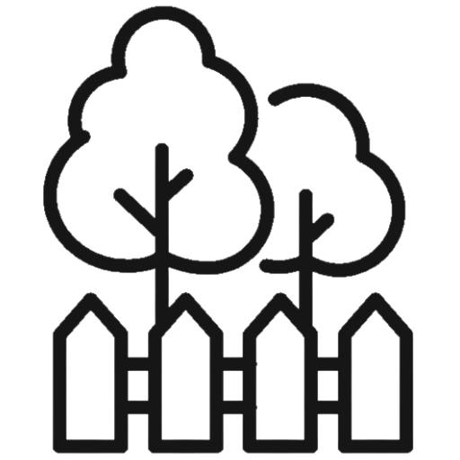 Zwei Bäume hinter einem Holzzaun