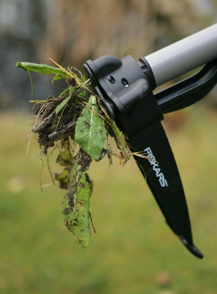 Fiskars Teleskop-Unkrautstecher SmartFit, schwarz mit Handschuh Produktabbildung 6