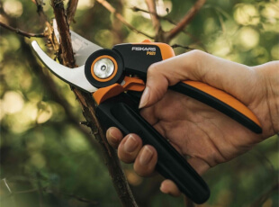 Fiskars Bypass- und Amboss Gartenscheren