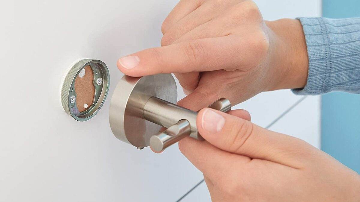 tesa MOON Handtuchring, Ohne Bohren, Edelstahloptik, inkl Klebelösung, rostfrei, belastbar bis 6kg Produktabbildung 4