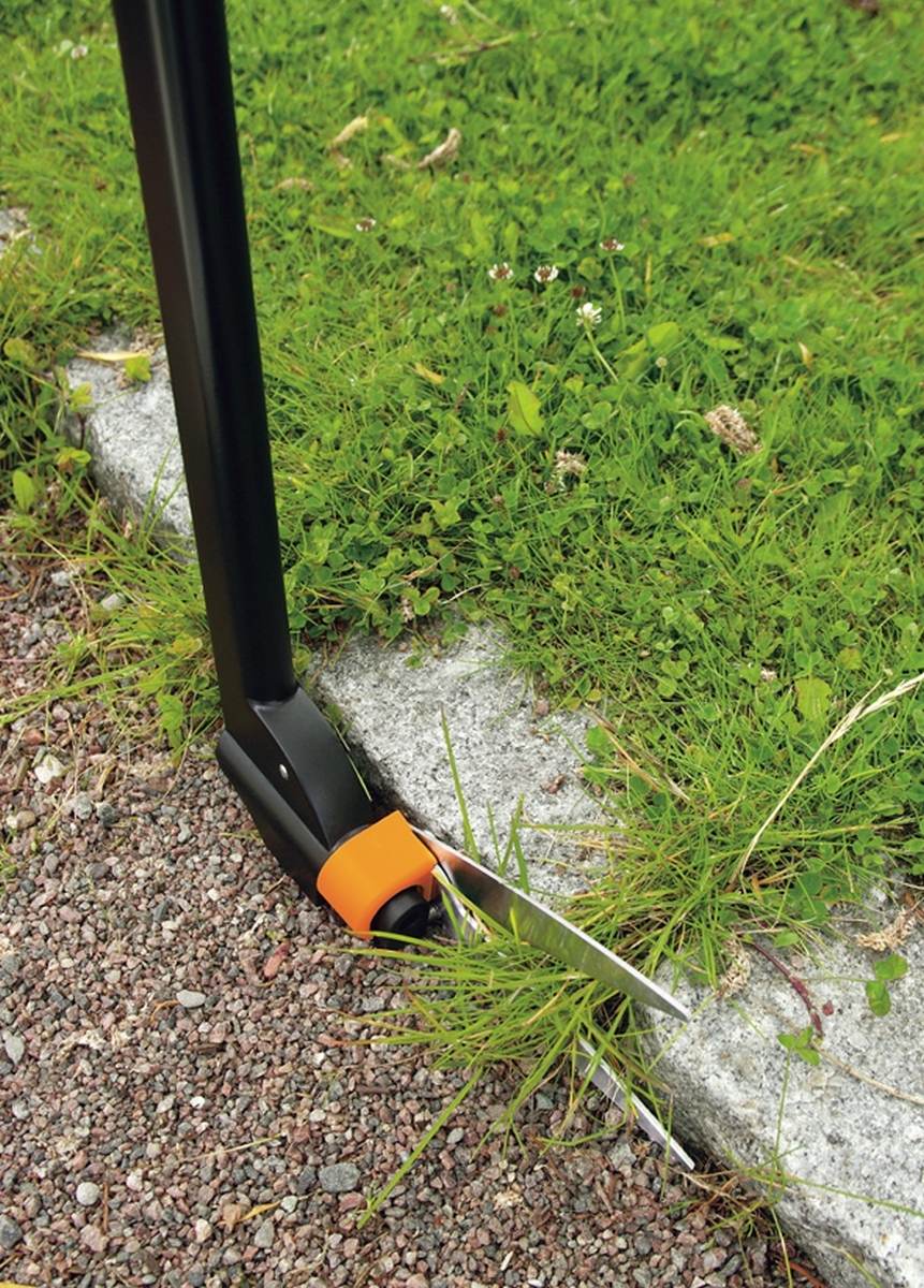 B-Ware Fiskars Rasenkantenschere Servo-System mit Stiel | Rasenkante schneiden ohne Bücken Produktabbildung 2