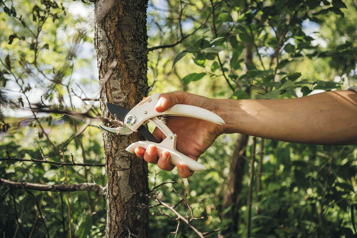 Fiskars Light Bypass-Gartenschere P57 Produktabbildung 2