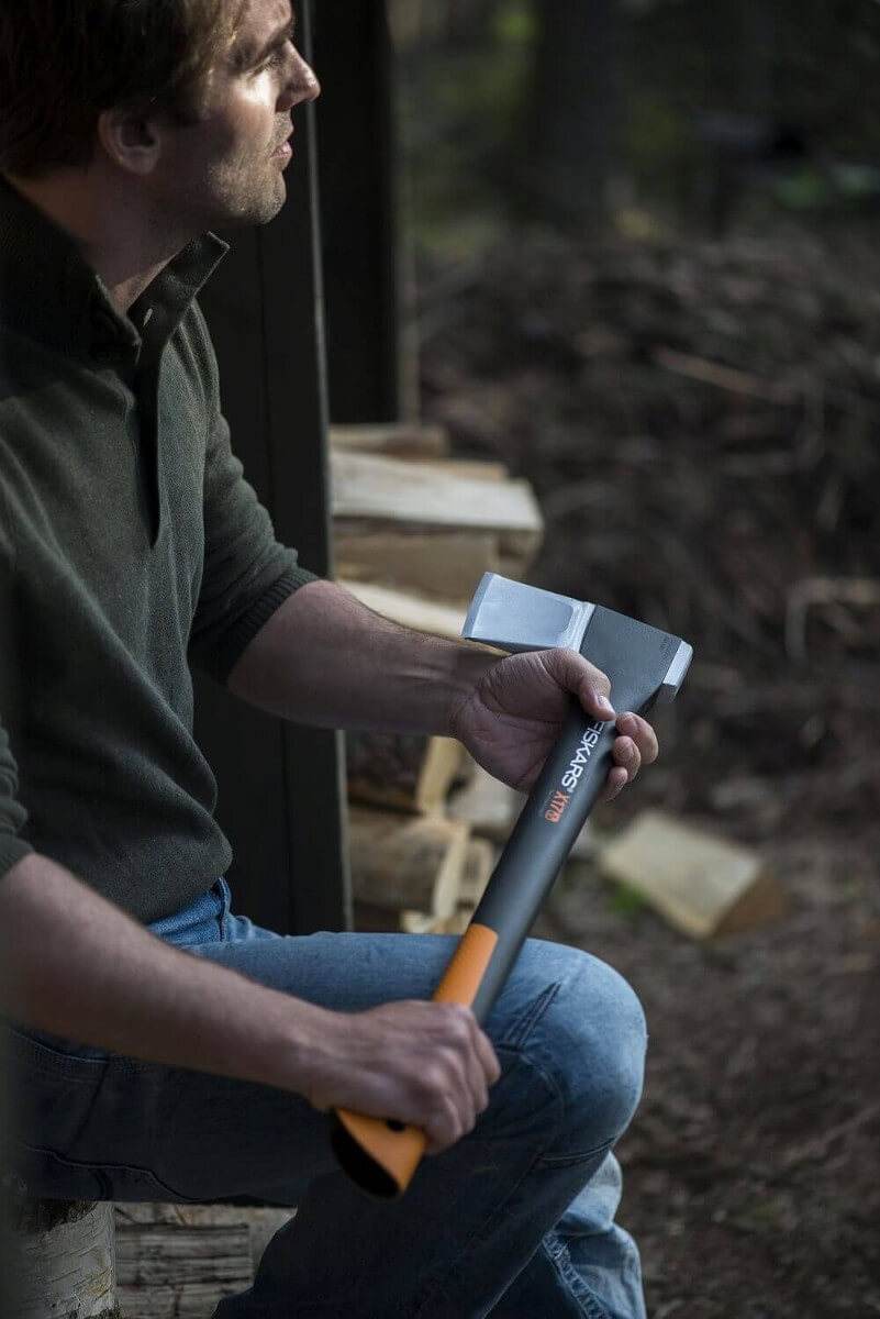 Fiskars Spaltaxt X17-M + Arbeitshandschuhe | Sicheres Spalten von Holz | Atmungsaktiv Produktabbildung 3