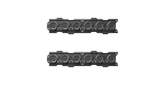 Zwei schwarze, rechteckige Kunststoffhalterungen mit mehreren Steckplätzen in einer Reihe