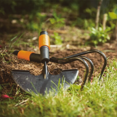 Gartenwerkzeuge auf Gras und Erde