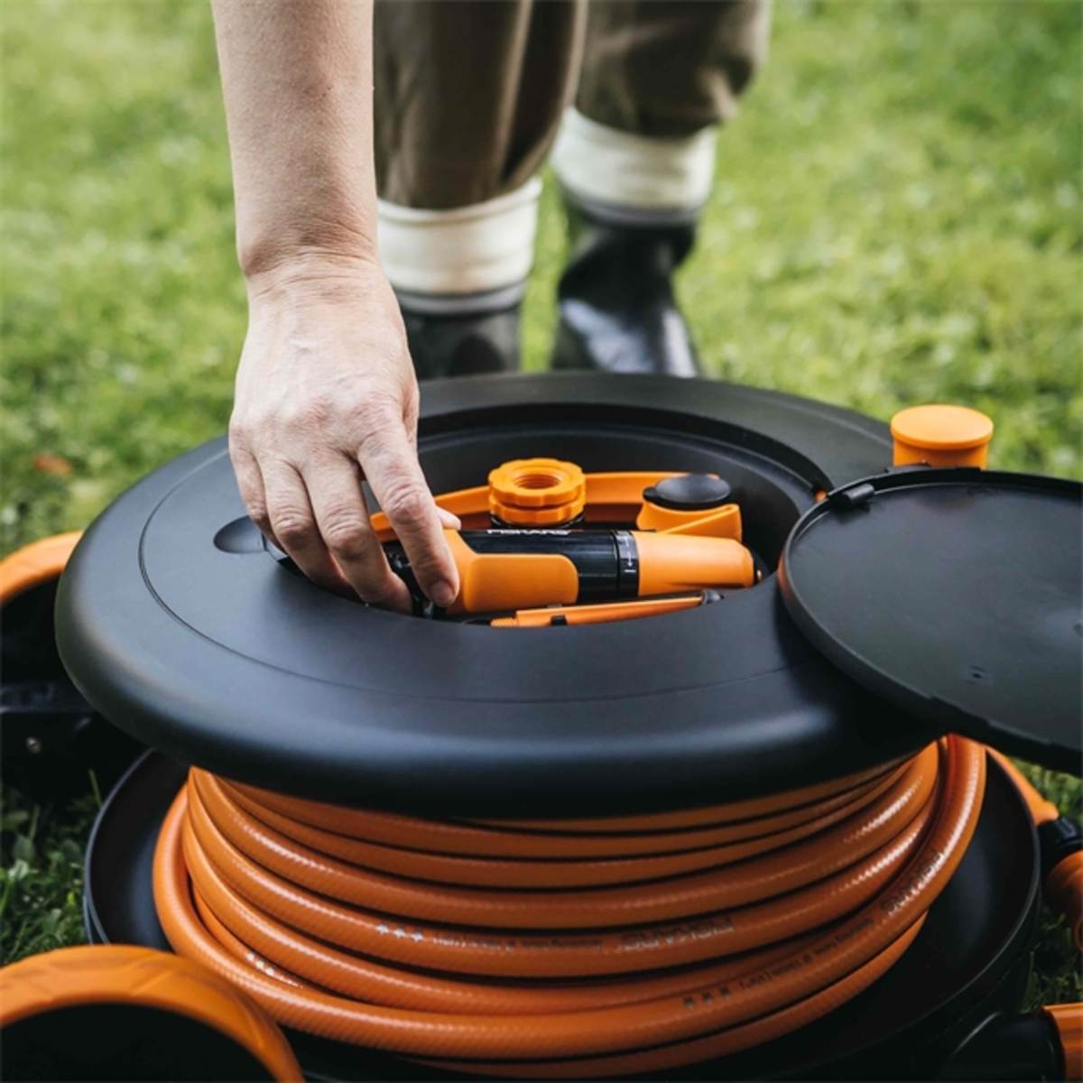 Fiskars Waterwheel M mit Rollwagen, Set mit Vierecksprinkler M und Bypass-Gartenschere Produktabbildung 3