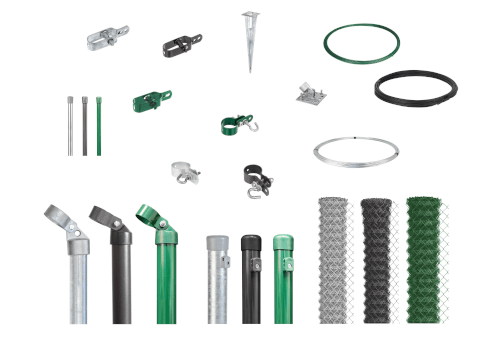 Verschiedene Zaunkomponenten und Zubehörteile auf weißem Hintergrund