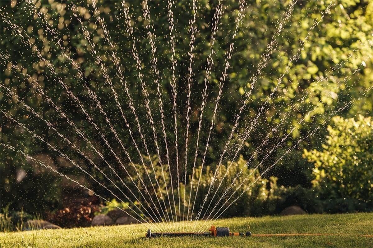 Fiskars Waterwheel M mit Rollwagen, Set mit Vierecksprinkler M und Bypass-Gartenschere Produktabbildung 7