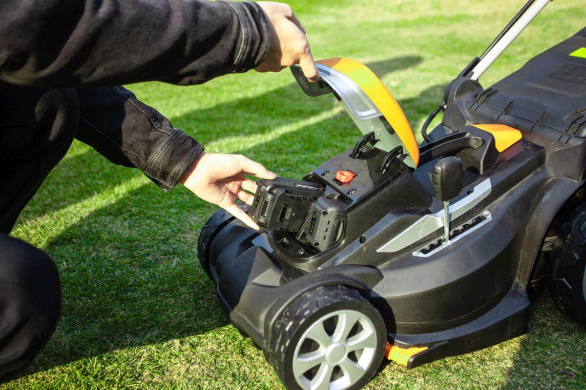 Yard Force Akku-Rasenmäher LM C40 | 20 V | Schnittbreite 40 cm | bis 500 m² | mit 2 Akkus und Ladegerät Produktabbildung 4