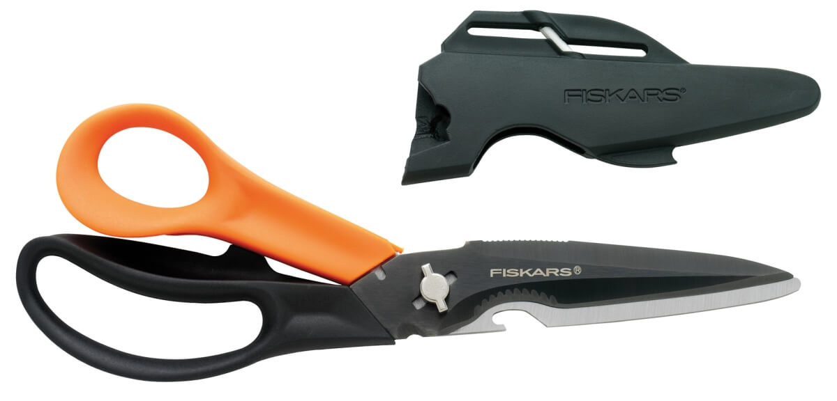 Fiskars Cuts + More Mehrzweckschere | Schneidet Draht, Klebeband, Kordeln + Flaschenöffner Produktabbildung 1