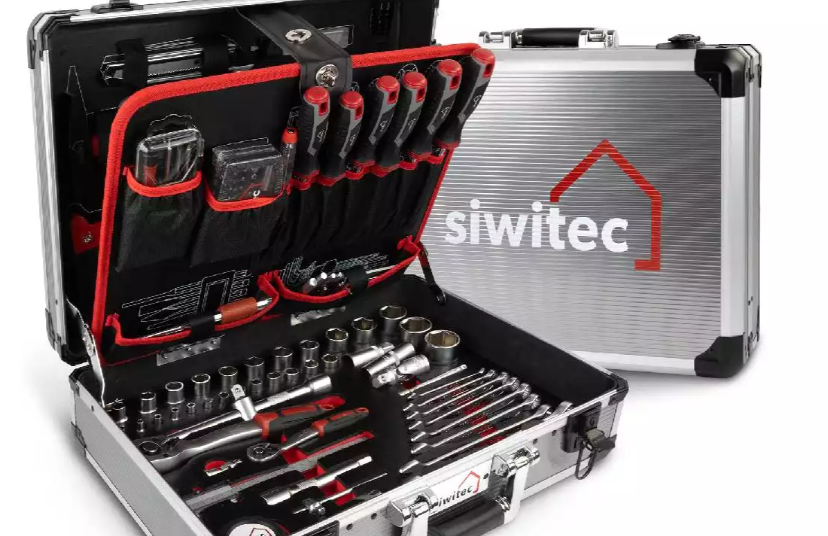 Werkzeugkoffer mit verschiedenen Handwerkzeugen und Steckschlüsseln