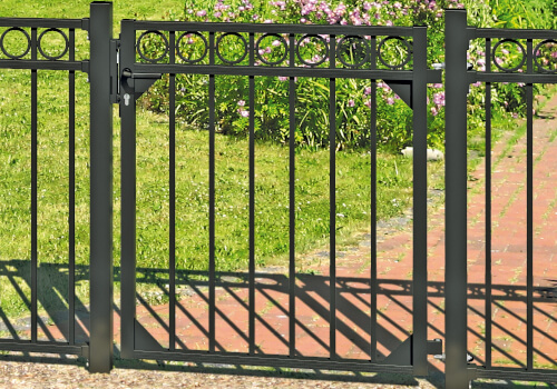 Schwarzes Metallgartentor mit vertikalen Stäben und kreisförmigen Verzierungen oben