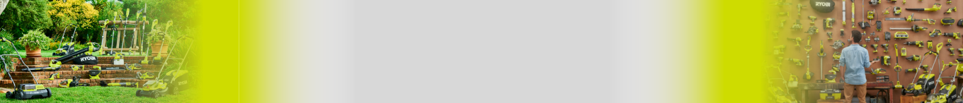 Ein Mann steht vor einer Wand mit vielen Werkzeugen in einem Garten