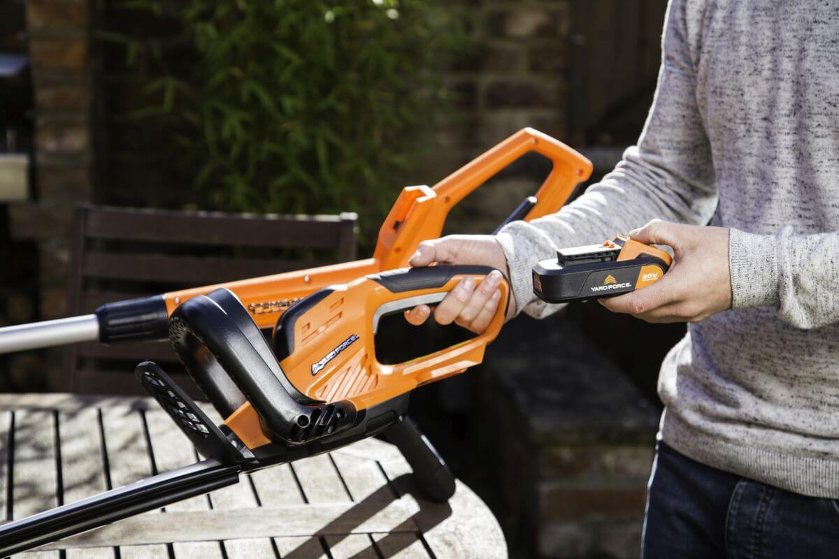 Yard Force Akku-Heckenschere LH C45 | Dual-Action-Klingen 51 cm Schwertlänge | mit Akku & Ladegerät Produktabbildung 10