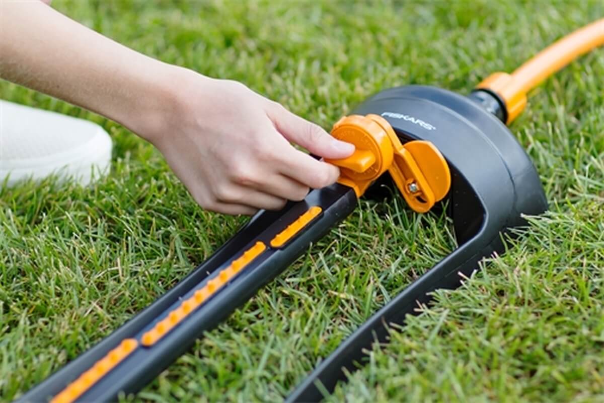 Fiskars Waterwheel M mit Rollwagen, Set mit Vierecksprinkler M und Bypass-Gartenschere Produktabbildung 6