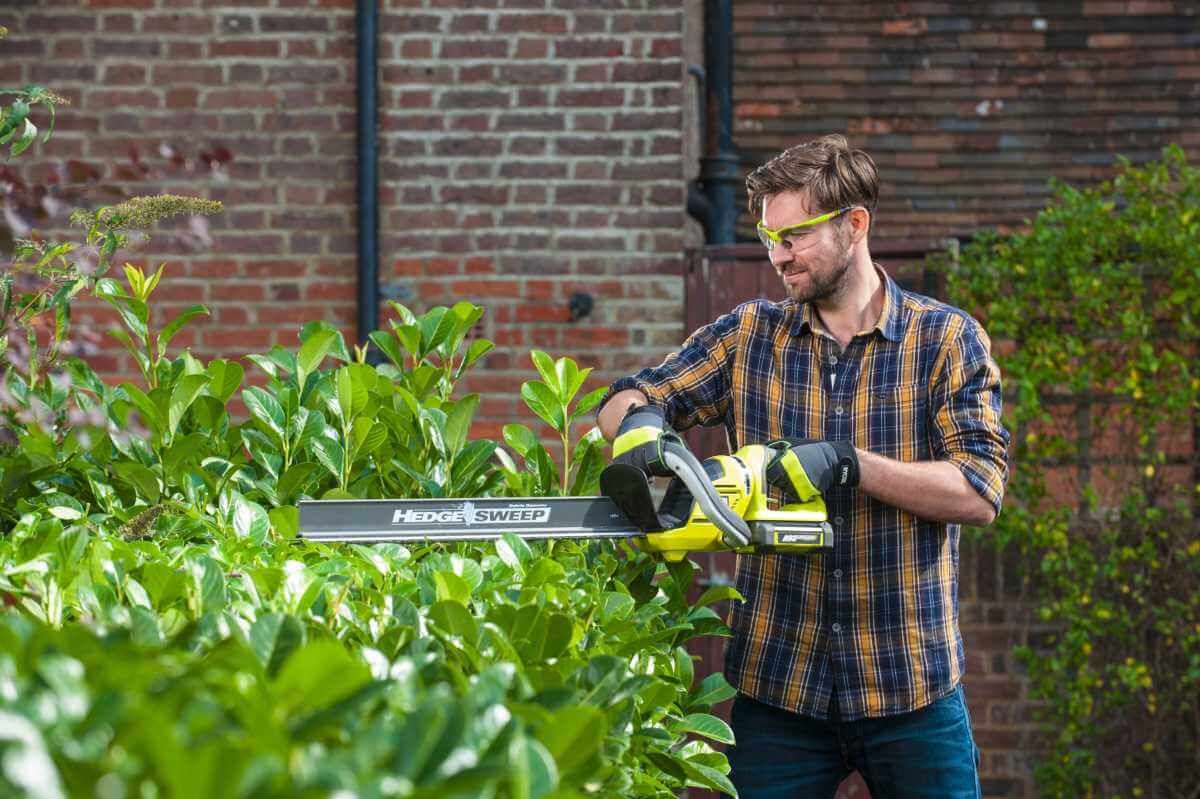 RYOBI RHT36C61R20S 36 V Akku-Heckenscheren Set mit Akku & Ladegerät | 60 cm Messerlänge Produktabbildung 4