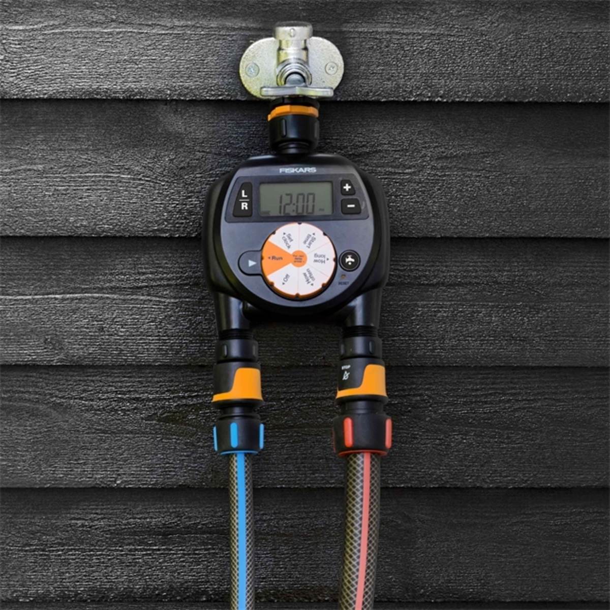 Fiskars Wasserzeitschaltuhr, Timer zur Bewässerung mit 2 separaten Schläuchen, Universal-Anschluss Produktabbildung 2